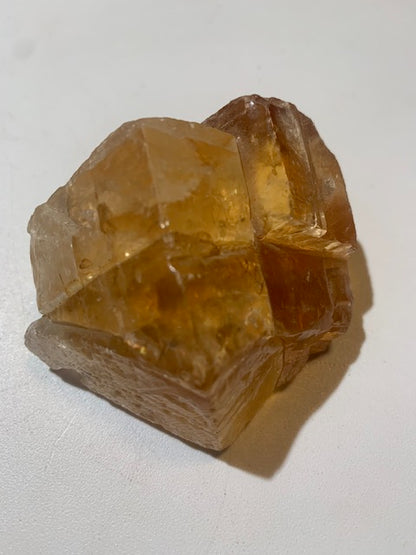 Calcite miel, morceau brut et naturel de 70 x 58 x 43 mm - 144,6 gr.