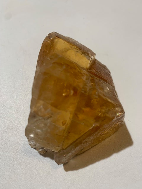 Calcite miel, morceau brut et naturel de 70 x 58 x 43 mm - 144,6 gr.
