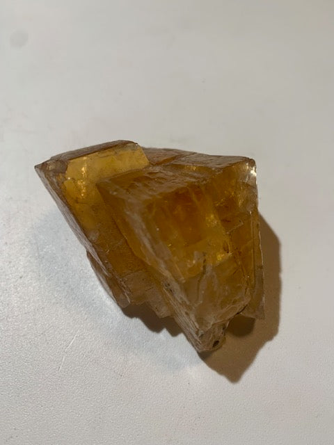 Calcite miel, morceau brut et naturel de 70 x 58 x 43 mm - 144,6 gr.