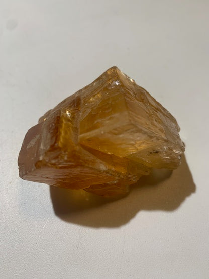 Calcite miel, morceau brut et naturel de 70 x 58 x 43 mm - 144,6 gr.