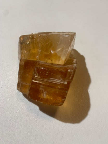 Calcite miel, morceau brut et naturel de 70 x 58 x 43 mm - 144,6 gr.