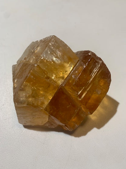 Calcite miel, morceau brut et naturel de 70 x 58 x 43 mm - 144,6 gr.