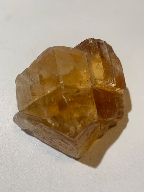 Calcite miel, morceau brut et naturel de 70 x 58 x 43 mm - 144,6 gr.