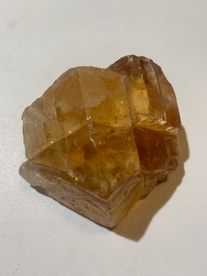 Calcite miel, morceau brut et naturel de 70 x 58 x 43 mm - 144,6 gr.
