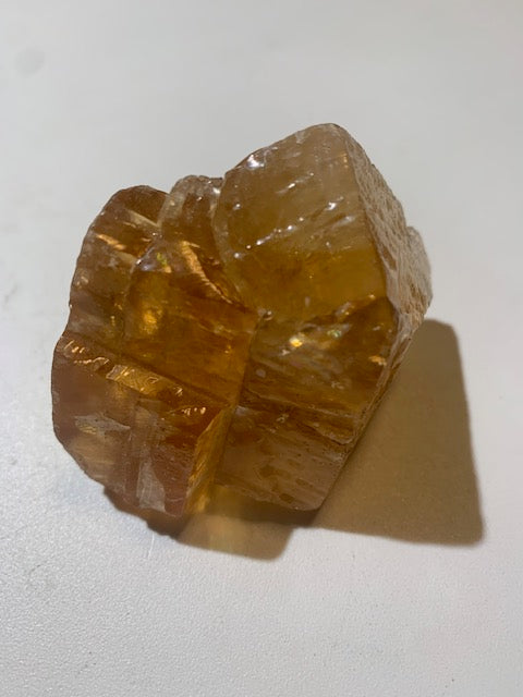 Calcite miel, morceau brut et naturel de 70 x 58 x 43 mm - 144,6 gr.