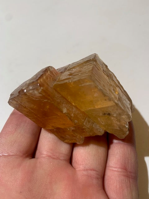 Calcite miel, morceau brut et naturel de 70 x 58 x 43 mm - 144,6 gr.