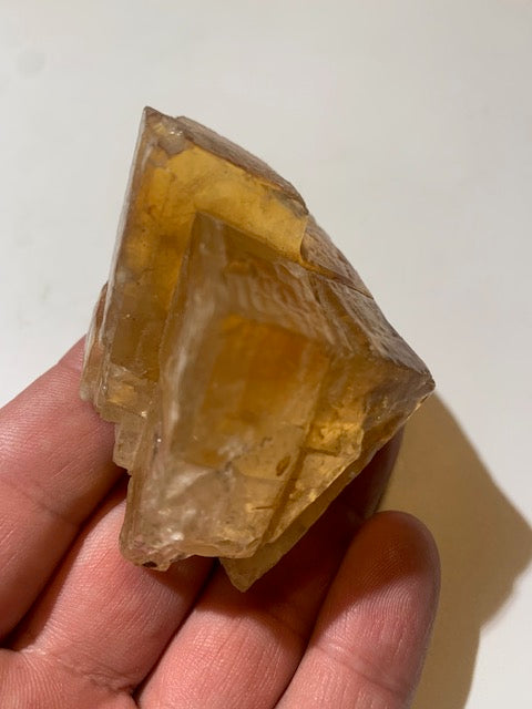 Calcite miel, morceau brut et naturel de 70 x 58 x 43 mm - 144,6 gr.