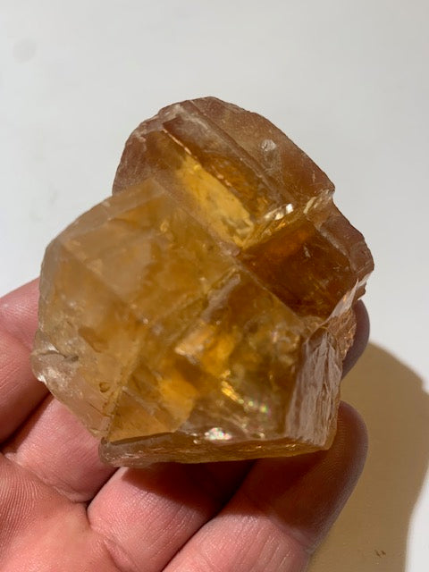 Calcite miel, morceau brut et naturel de 70 x 58 x 43 mm - 144,6 gr.