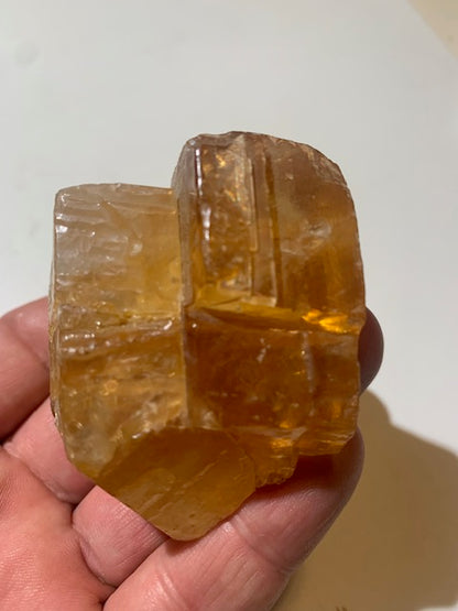 Calcite miel, morceau brut et naturel de 70 x 58 x 43 mm - 144,6 gr.