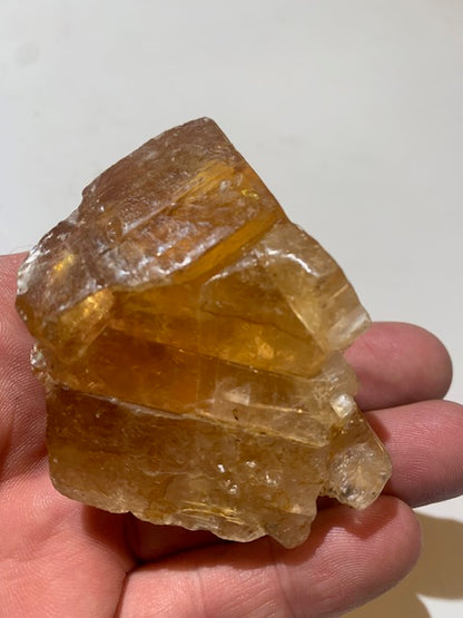 Calcite miel, morceau brut et naturel de 70 x 58 x 43 mm - 144,6 gr.