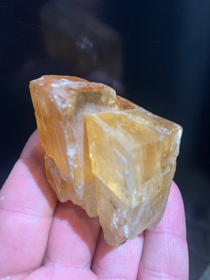 Calcite miel, morceau brut et naturel de 70 x 58 x 43 mm - 144,6 gr.
