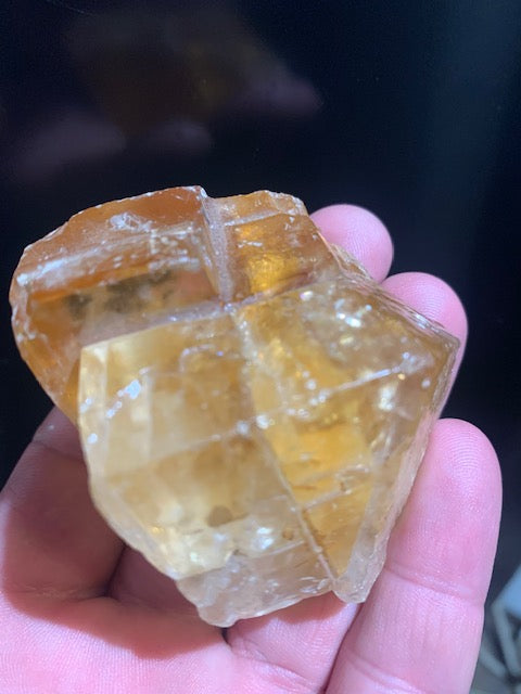 Calcite miel, morceau brut et naturel de 70 x 58 x 43 mm - 144,6 gr.
