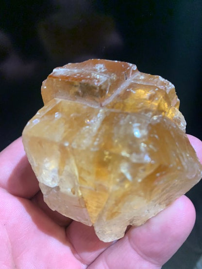 Calcite miel, morceau brut et naturel de 70 x 58 x 43 mm - 144,6 gr.