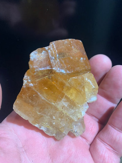 Calcite miel, morceau brut et naturel de 70 x 58 x 43 mm - 144,6 gr.