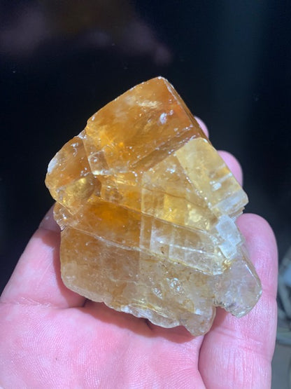 Calcite miel, morceau brut et naturel de 70 x 58 x 43 mm - 144,6 gr.