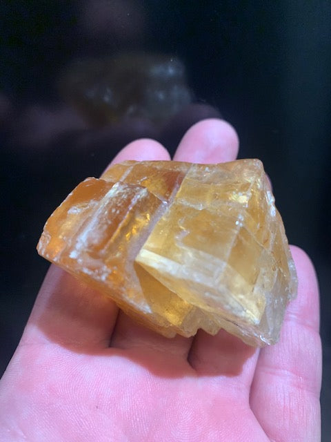 Calcite miel, morceau brut et naturel de 70 x 58 x 43 mm - 144,6 gr.