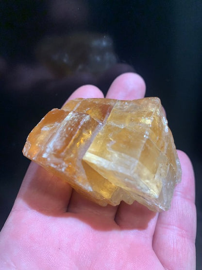 Calcite miel, morceau brut et naturel de 70 x 58 x 43 mm - 144,6 gr.
