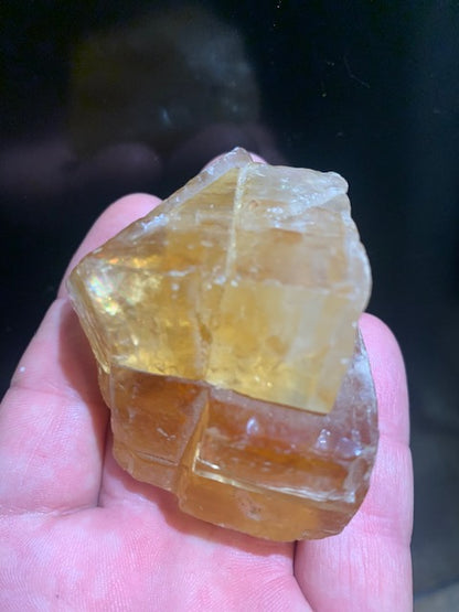 Calcite miel, morceau brut et naturel de 70 x 58 x 43 mm - 144,6 gr.