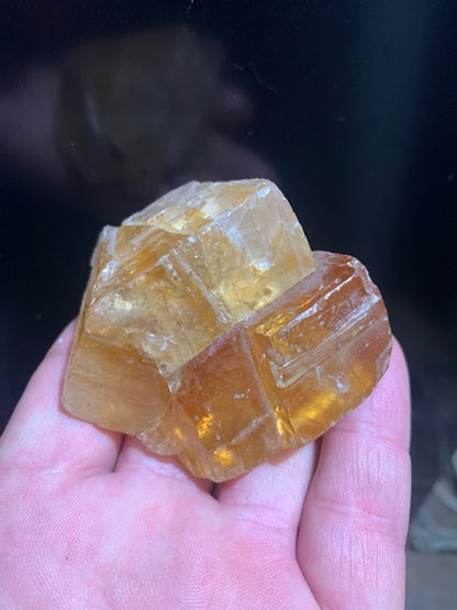 Calcite miel, morceau brut et naturel de 70 x 58 x 43 mm - 144,6 gr.
