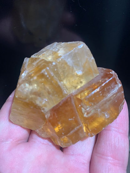 Calcite miel, morceau brut et naturel de 70 x 58 x 43 mm - 144,6 gr.