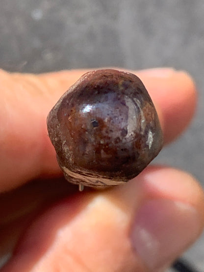 Rubis étoilé semi poli, de 25mm x14 x12 - 9,1 grammes. Parfait en bijouterie, collection ,exposition...