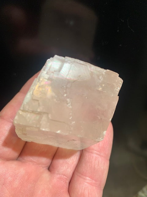 Calcite optique, cristal poli de 50 x 47 x 33 mm - 135,3 gr.