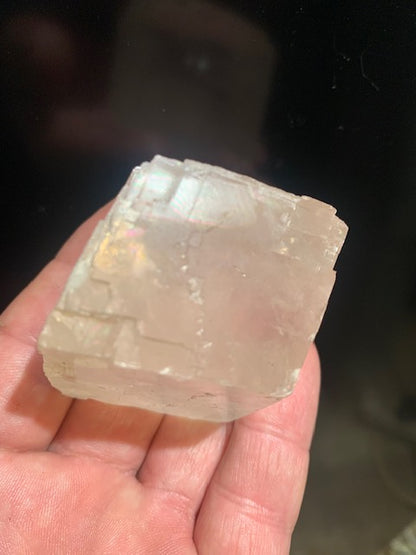 Calcite optique, cristal poli de 50 x 47 x 33 mm - 135,3 gr.