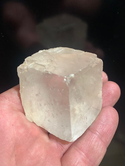 Calcite optique, cristal poli de 50 x 47 x 33 mm - 135,3 gr.