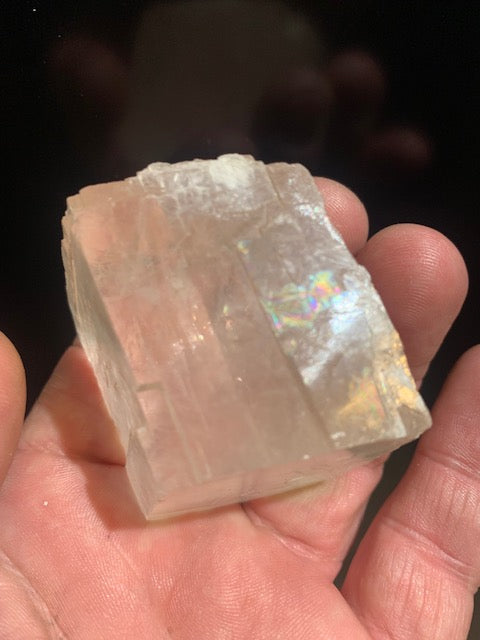 Calcite optique, cristal poli de 50 x 47 x 33 mm - 135,3 gr.