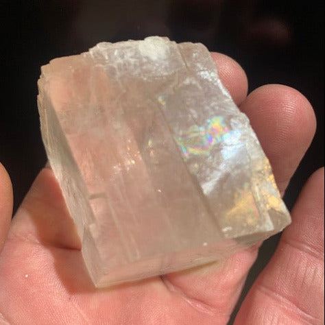 Calcite optique, cristal poli de 50 x 47 x 33 mm - 135,3 gr.