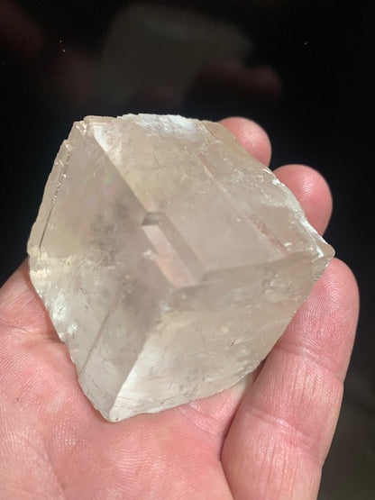 Calcite optique, cristal poli de 50 x 47 x 33 mm - 135,3 gr.