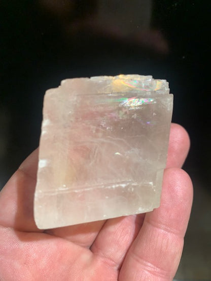 Calcite optique, cristal poli de 50 x 47 x 33 mm - 135,3 gr.