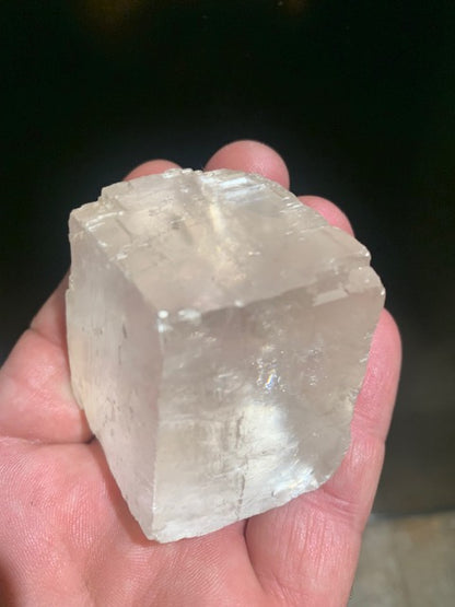 Calcite optique, cristal poli de 50 x 47 x 33 mm - 135,3 gr.