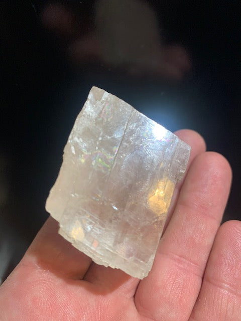 Calcite optique, cristal poli de 50 x 47 x 33 mm - 135,3 gr.