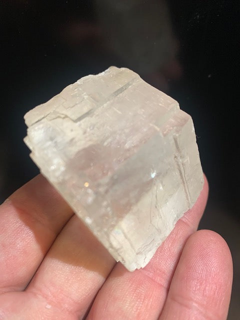 Calcite optique, cristal poli de 50 x 47 x 33 mm - 135,3 gr.