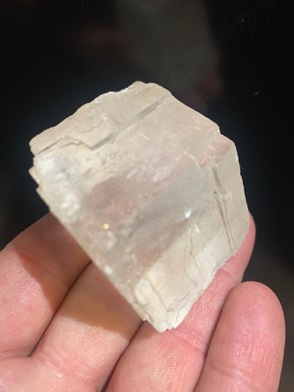 Calcite optique, cristal poli de 50 x 47 x 33 mm - 135,3 gr.