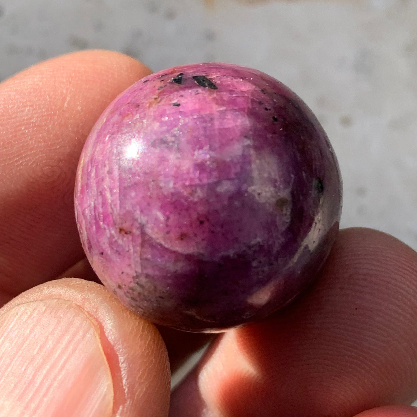 Sphère en rubis de 25 millimètres - 32 grammes, magnifique qualité ! Parfait en lithothérapie, collection, exposition...!