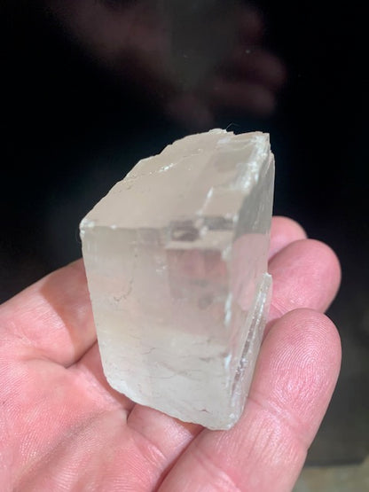 Calcite optique, cristal poli de 50 x 47 x 33 mm - 135,3 gr.