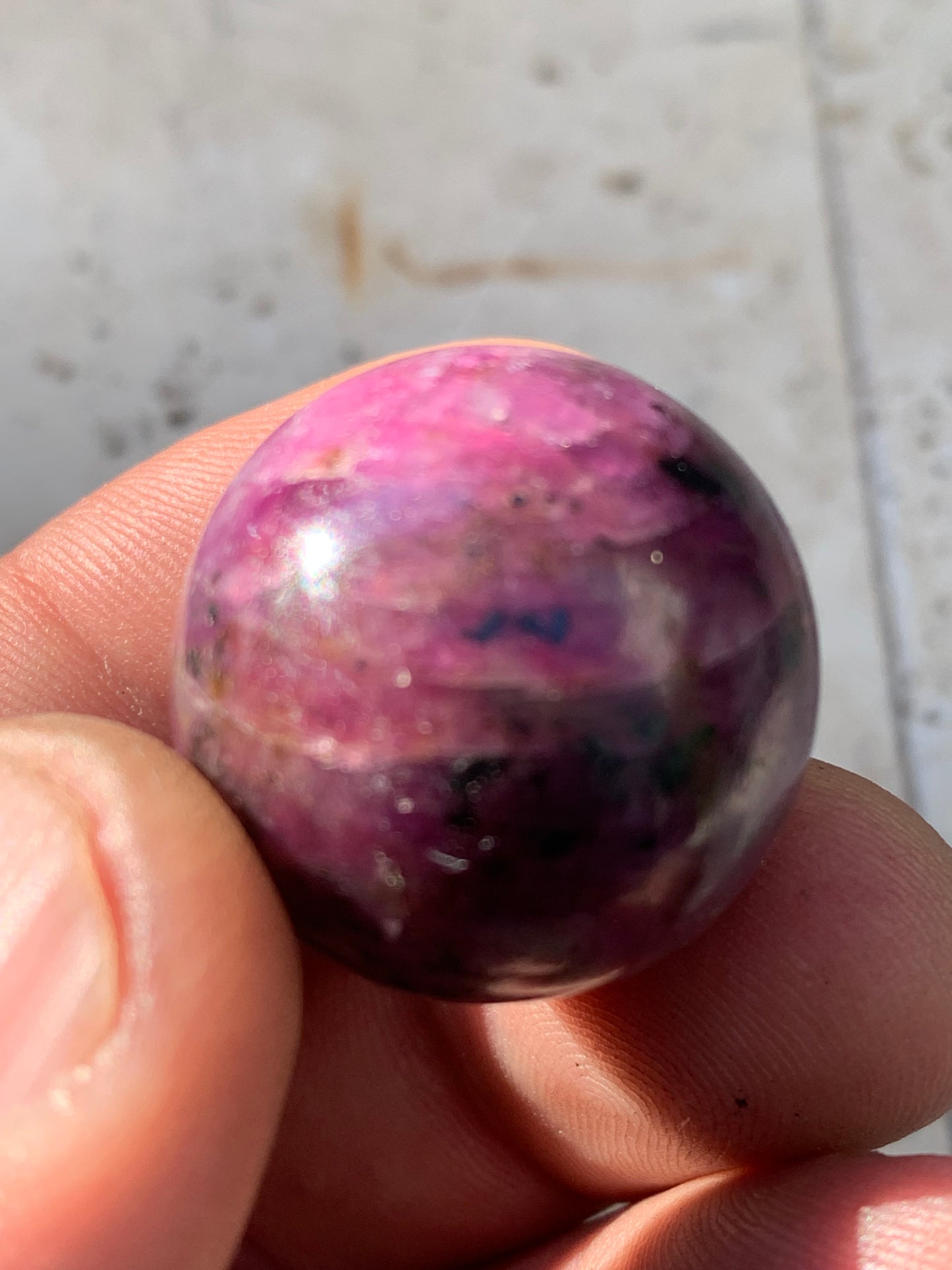Sphère en rubis de 25 millimètres - 32 grammes, magnifique qualité ! Parfait en lithothérapie, collection, exposition...!