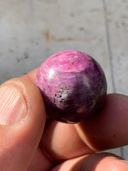 Sphère en rubis de 25 millimètres - 32 grammes, magnifique qualité ! Parfait en lithothérapie, collection, exposition...!