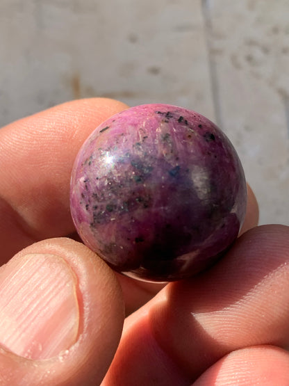 Sphère en rubis de 25 millimètres - 32 grammes, magnifique qualité ! Parfait en lithothérapie, collection, exposition...!