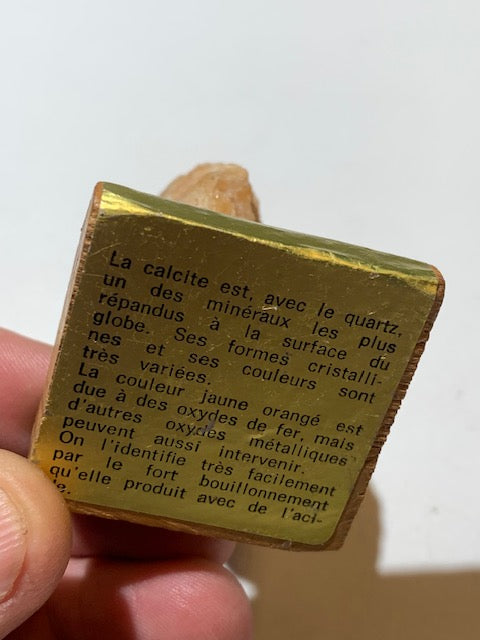 Calcite Orange sur socle, pièce brute et naturelle, collection ancienne - 50 x 30 x 27 mm - 49,4 gr.
