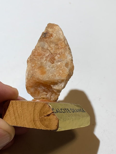 Calcite Orange sur socle, pièce brute et naturelle, collection ancienne - 50 x 30 x 27 mm - 49,4 gr.