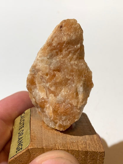 Calcite Orange sur socle, pièce brute et naturelle, collection ancienne - 50 x 30 x 27 mm - 49,4 gr.