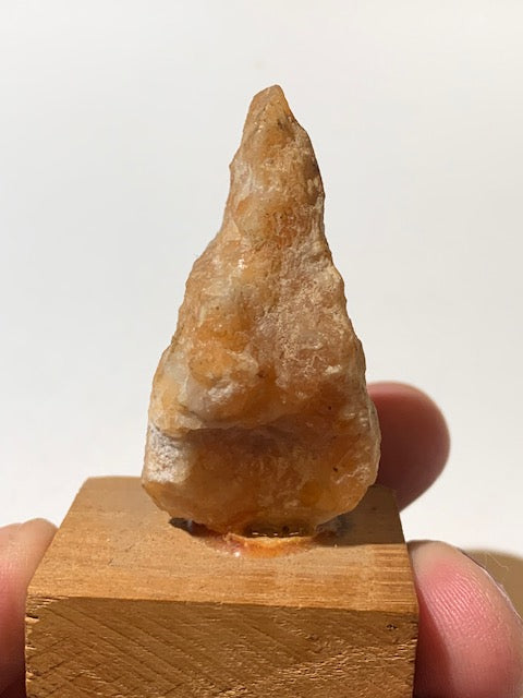 Calcite Orange sur socle, pièce brute et naturelle, collection ancienne - 50 x 30 x 27 mm - 49,4 gr.