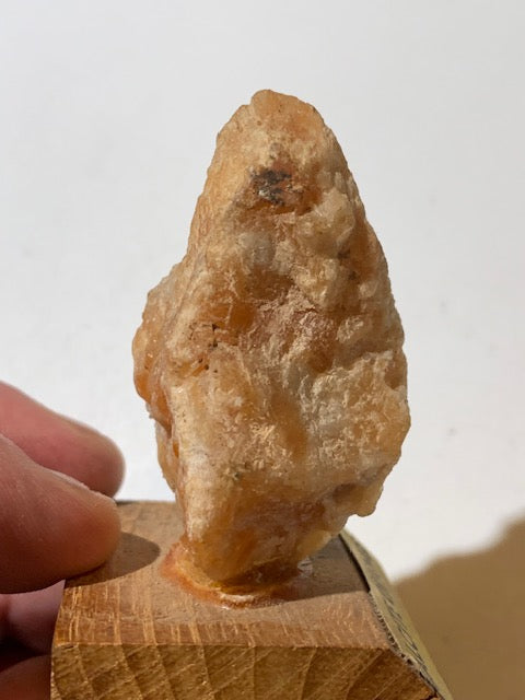 Calcite Orange sur socle, pièce brute et naturelle, collection ancienne - 50 x 30 x 27 mm - 49,4 gr.
