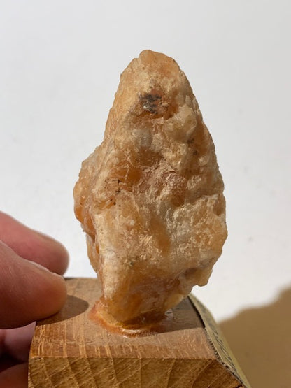 Calcite Orange sur socle, pièce brute et naturelle, collection ancienne - 50 x 30 x 27 mm - 49,4 gr.