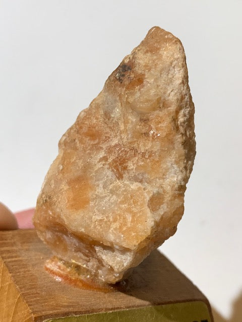 Calcite Orange sur socle, pièce brute et naturelle, collection ancienne - 50 x 30 x 27 mm - 49,4 gr.