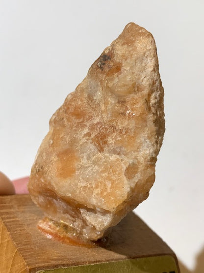Calcite Orange sur socle, pièce brute et naturelle, collection ancienne - 50 x 30 x 27 mm - 49,4 gr.