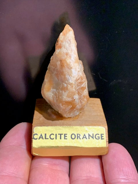 Calcite Orange sur socle, pièce brute et naturelle, collection ancienne - 50 x 30 x 27 mm - 49,4 gr.